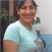 Profesora integral imparte clases a niños niñas y adolescentes de todos los niveles